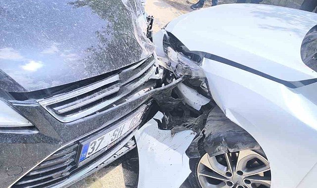 Mardin'de iki otomobilin çarpıştığı kazada 2 kişi yaralandı