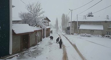 Mayıs ayında çocukların kartopu keyfi