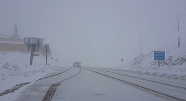 Mayıs ortasında Bayburt'un Kop Dağı'na kar yağdı