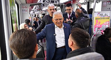 Memduh Büyükkılıç'tan tramvay yolculuğu