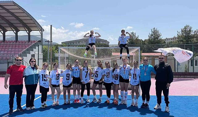 Menteşe Cumhuriyet Ortaokulu hokey takımı Türkiye üçüncüsü oldu