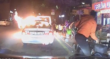 Mersin'de motor kısmından alev alan otomobil paniğe neden oldu