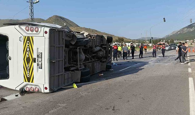 Mersin'de öğrenci servisi devrildi: 17 yaralı