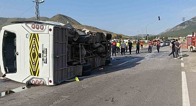 Mersin'de öğrenci servisi devrildi: 17 yaralı