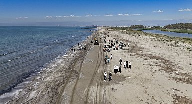 Mersin'de öğrenciler sahil temizliği için seferber oldu