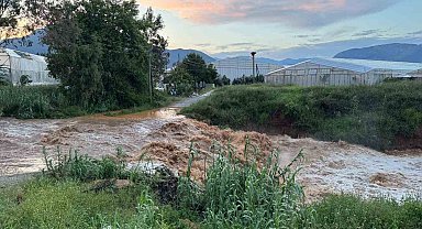 Mersin'de sağanak etkili oldu: Sel suları yolu aştı, bahçeler sular altında kaldı