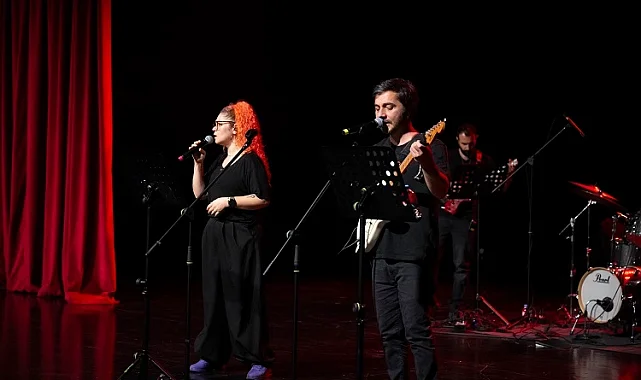Mersin'de LGS'ye hazırlanan öğrenciler stresi konserle attı