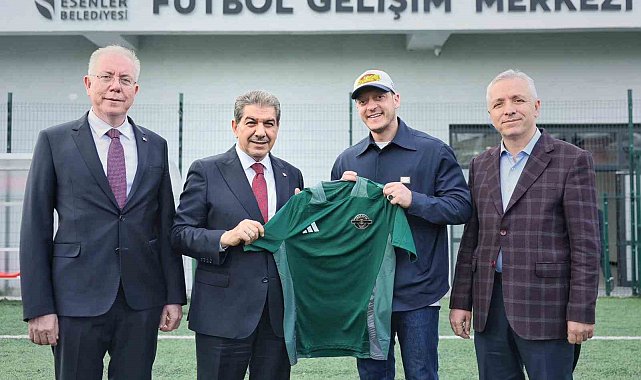 Mesut Özil Esenler'de sahaya indi