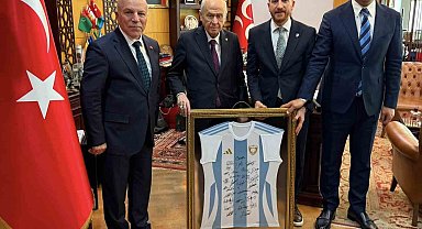 MHP lideri Bahçeli'ye Erzurumspor forması takdim edildi