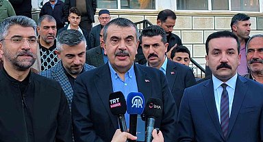 Milli Eğitim Bakanı Yusuf Tekin bayram namazını baba ocağı Uzundere'de kıldı