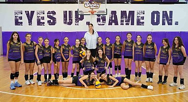 Milli voleybolcu Kübra Akman'a öğrencilerden sevgi seli