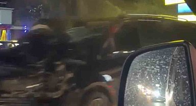 Minibüsle çarpışan motosikletli ağır yaralandı