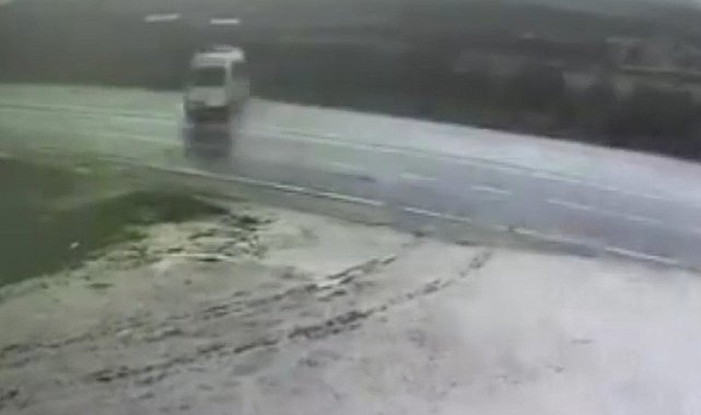 Minibüsün şarampole devrildiği kaza kamerada