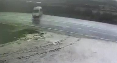 Minibüsün şarampole devrildiği kaza kamerada