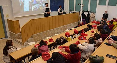 Minik eller mutfakta ilk deneyimini yaşadı