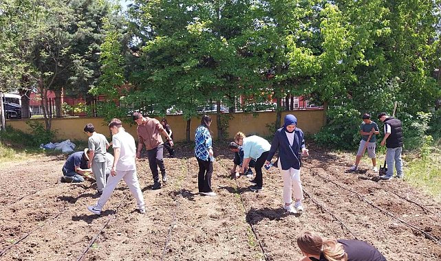 Minik eller toprakla buluştu: Çocuklar hobi bahçesine sebze fideleri dikti