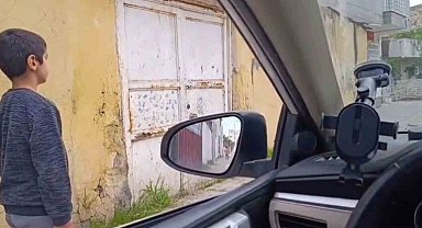Minik Emre'nin İstiklal Marşı okunurken hazır ol duruşuna geçtiği anlar kameraya yansıdı