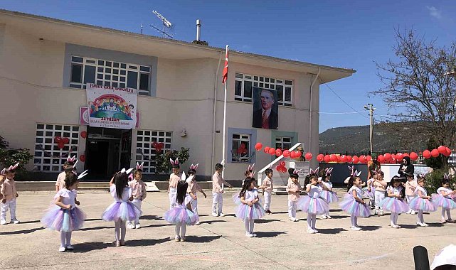 Minik öğrenciler ayakta alkışlandı
