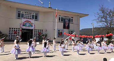 Minik öğrenciler ayakta alkışlandı
