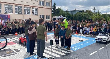 Minik öğrencilere jandarmadan uygulamalı trafik eğitimi
