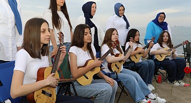 Minikler anneler için hem çaldı hem söyledi