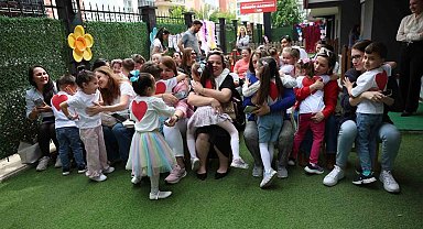 Miniklerden annelerine duygu dolu sürpriz
