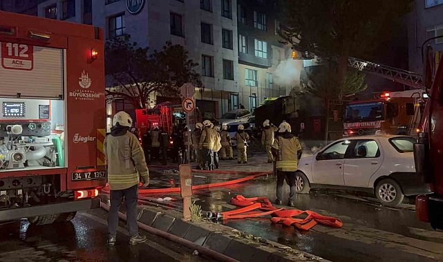 Motosiklet alev aldı, alevler 4 katlı binayı ve girişteki iş yerini sardı