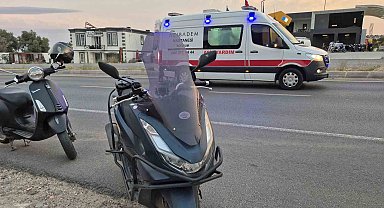 Motosiklet otomobile çarptı: 2 yaralı