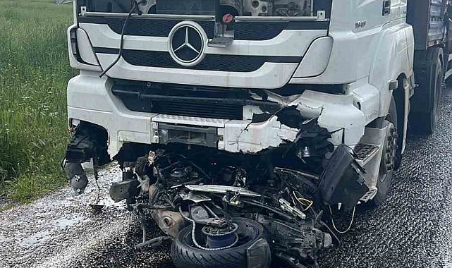 Motosiklet sürücüsü girdiği tırın altında feci şekilde can verdi