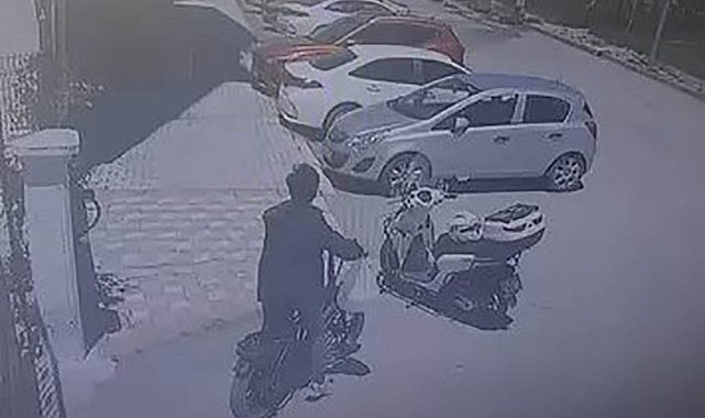 Motosiklet üzerinde duran kaskı çaldı: O anlar kamerada