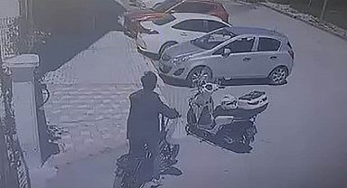 Motosiklet üzerinde duran kaskı çaldı: O anlar kamerada