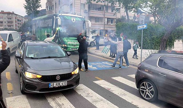 Muğlaspor'a taraftarlardan meşaleli karşılama