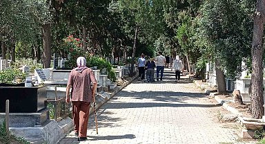 Nazilli'de arefe günü mezarlıklara ziyaretçi akını