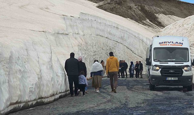 Nemrut'taki 10 metrelik kar tünellerine yoğun ilgi