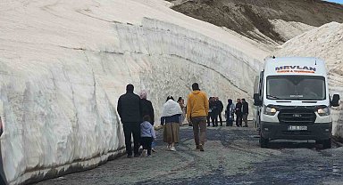Nemrut'taki 10 metrelik kar tünellerine yoğun ilgi