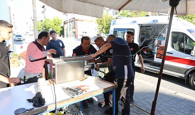 Nevşehir'de parmağı kıyma makinesine sıkışan esnafı itfaiye kurtardı