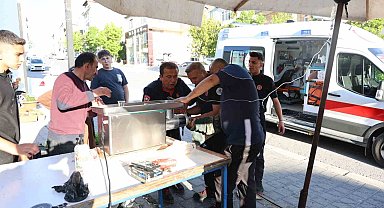 Nevşehir'de parmağı kıyma makinesine sıkışan esnafı itfaiye kurtardı