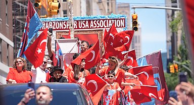 New York'ta Türk bayraklarıyla coşkulu yürüyüş... Binlerce kişi Manhattan'ta buluştu