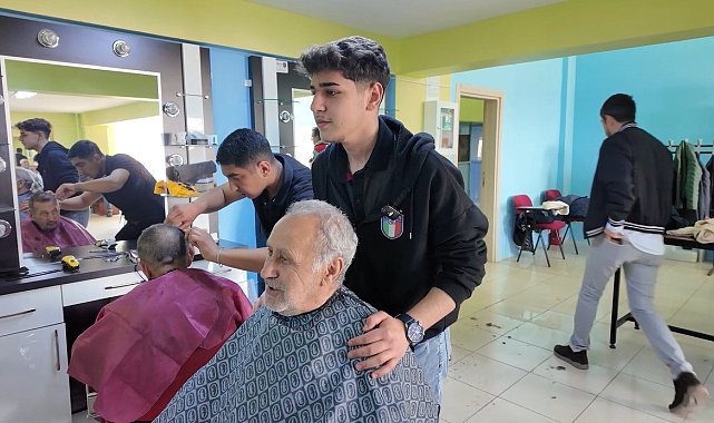 Öğrenciler yaşlıların bayram tıraşını yaptı