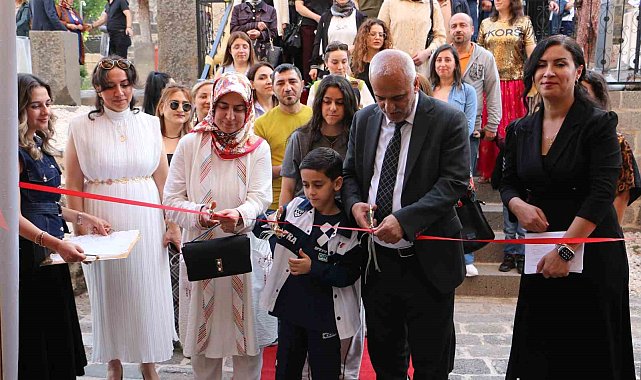 Öğrencilerin atık malzemelerden yaptıkları çalışmalar tarihi mekanda sergilendi