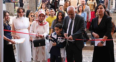 Öğrencilerin atık malzemelerden yaptıkları çalışmalar tarihi mekanda sergilendi