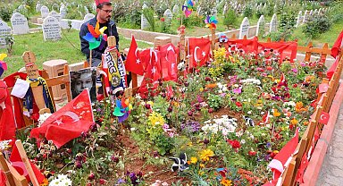 Okul saldırısında hayatını kaybeden çocukların ziyaretçileri eksik olmuyor