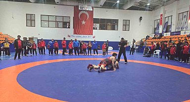 Olimpiyat şampiyonları anısına güreş turnuvası düzenlendi