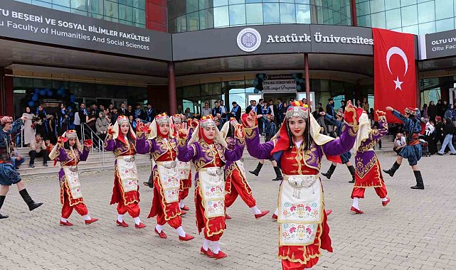 Oltu'da üniversitelilerin mezuniyet coşkusu