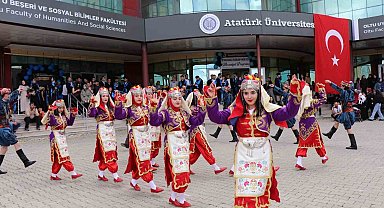 Oltu'da üniversitelilerin mezuniyet coşkusu