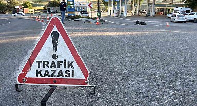 Ölüm virajında motosiklet takla attı: 1 ölü