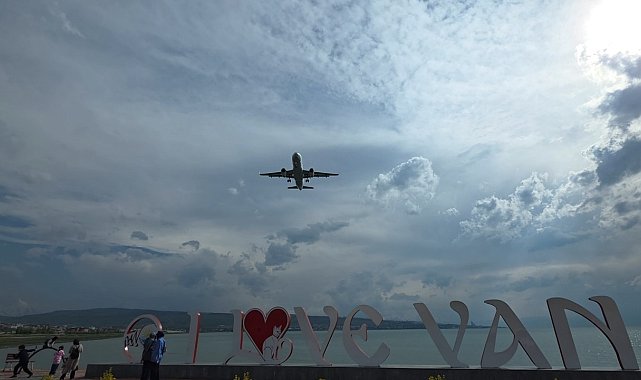 Olumsuz hava şartları nedeniyle Erzurum'a yönlendirilen uçak, rötarlı olarak Van'a indi