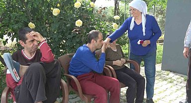 Ömrünü adadığı 3 engelli evladına gözü gibi bakıyor
