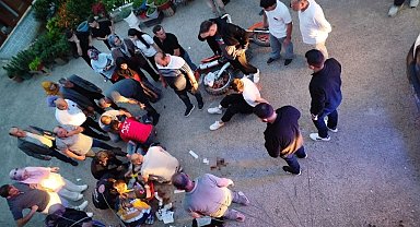 Öndeki aracı sollamak isteyen motosikletli istinat duvarından yere çakıldı: 2 yaralı