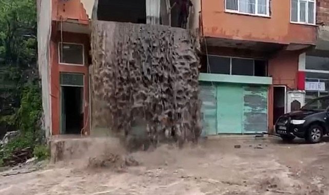 Ordu'da sel suları evin balkonundan şelale gibi aktı